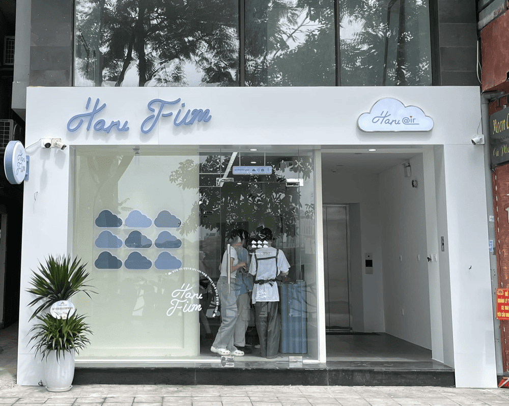 Haru Film nổi bật với không gian được trang trí tinh tế, kết hợp của màu xanh, trắng và các chi tiết đám mây tạo nên những khung hình ấn tượng và đầy chất thơ (Nguồn: Harufilm Vietnam)